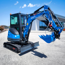 Mini Escavadora NDI340 Cabinada BLUE EDITION 2700kg c/ Motor Kubota e Braço Articulado